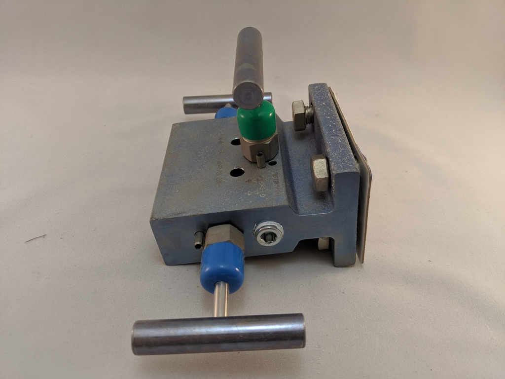 3 VALVE MANIFOLD, FLANGE 1/2" NPT,STEEL