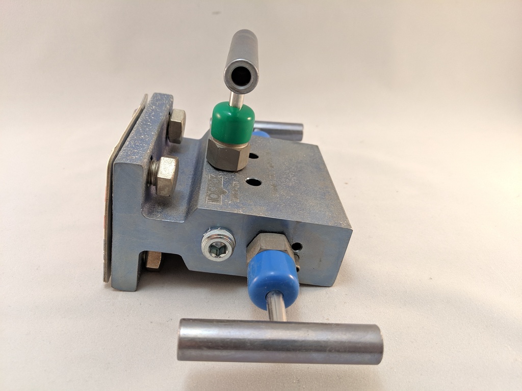 3 VALVE MANIFOLD, FLANGE 1/2" NPT,STEEL