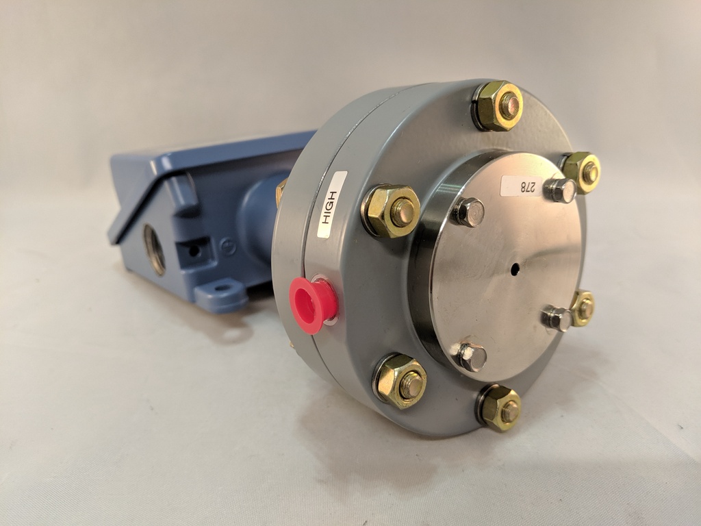 UEC 100 SERIES D/P SWITCH 5-50PSID NEMA 4X ALL VITON CONST