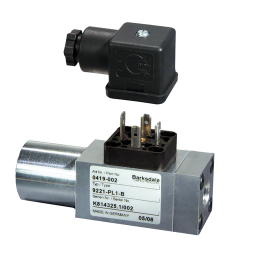 [9002-MC] Barksdale 9000 Shear-Seal Manual Directional Control Valve, 3/8" NPT Pressure Port, Manual (Spring Return to Center)